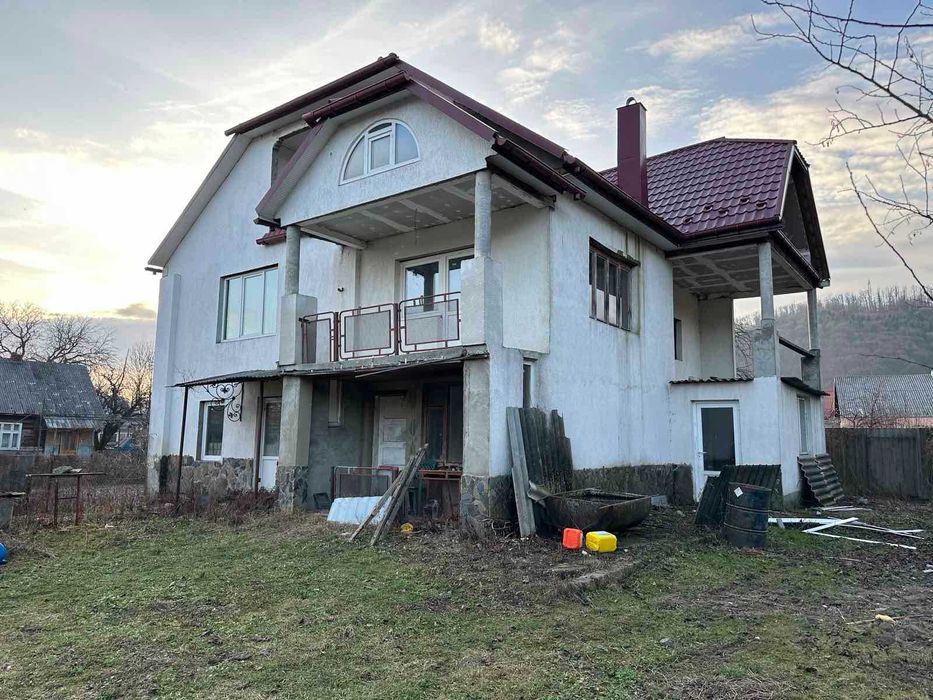 Продається триповерховий будинок в с. Грушово