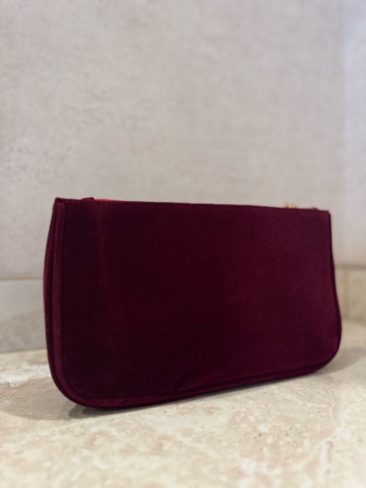 Косметички Gucci.