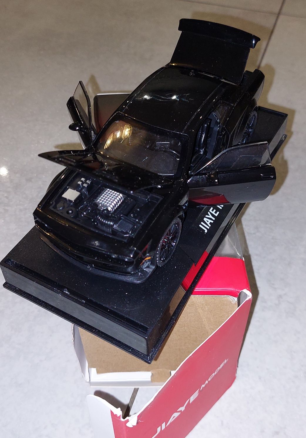 Nowy kolekcjonerski model DODGE Challenger Hellcat 1:32 Świeci i gra