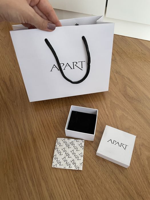 Biała torebka prezentowa i pudełko na biżuterię Apart