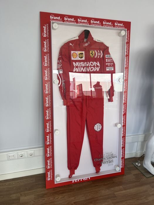 Fato Charles Leclerc (prototipo) assinado pelo piloto