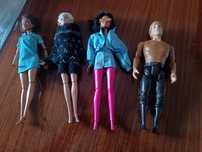 Barbies e outro boneco