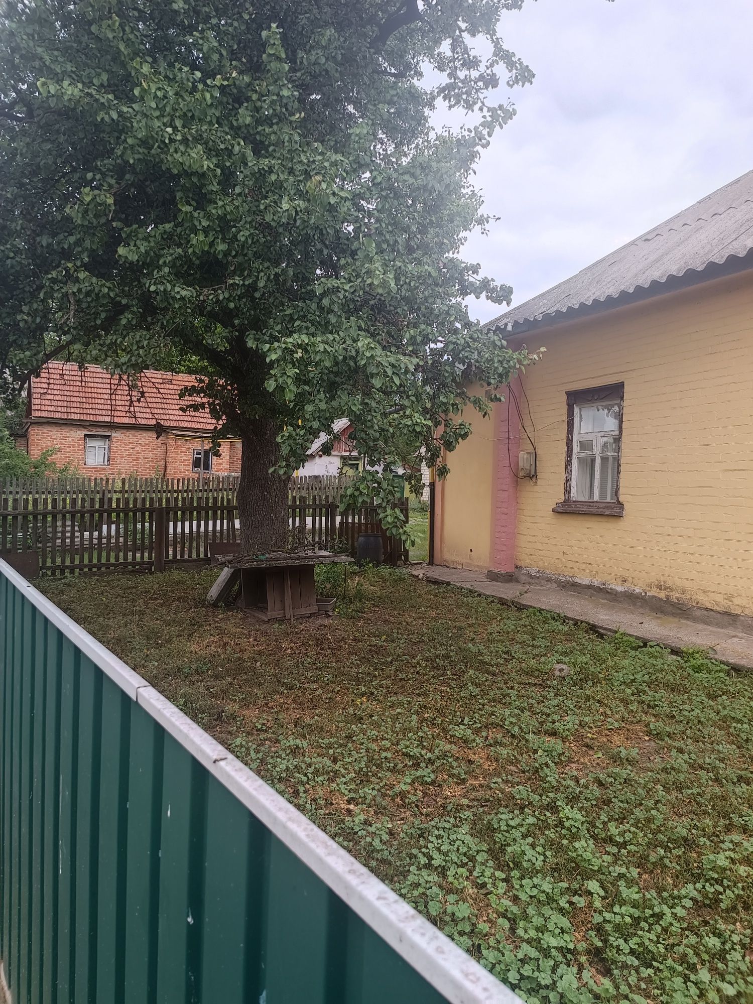 Продаж окремого будинку в центрі села .