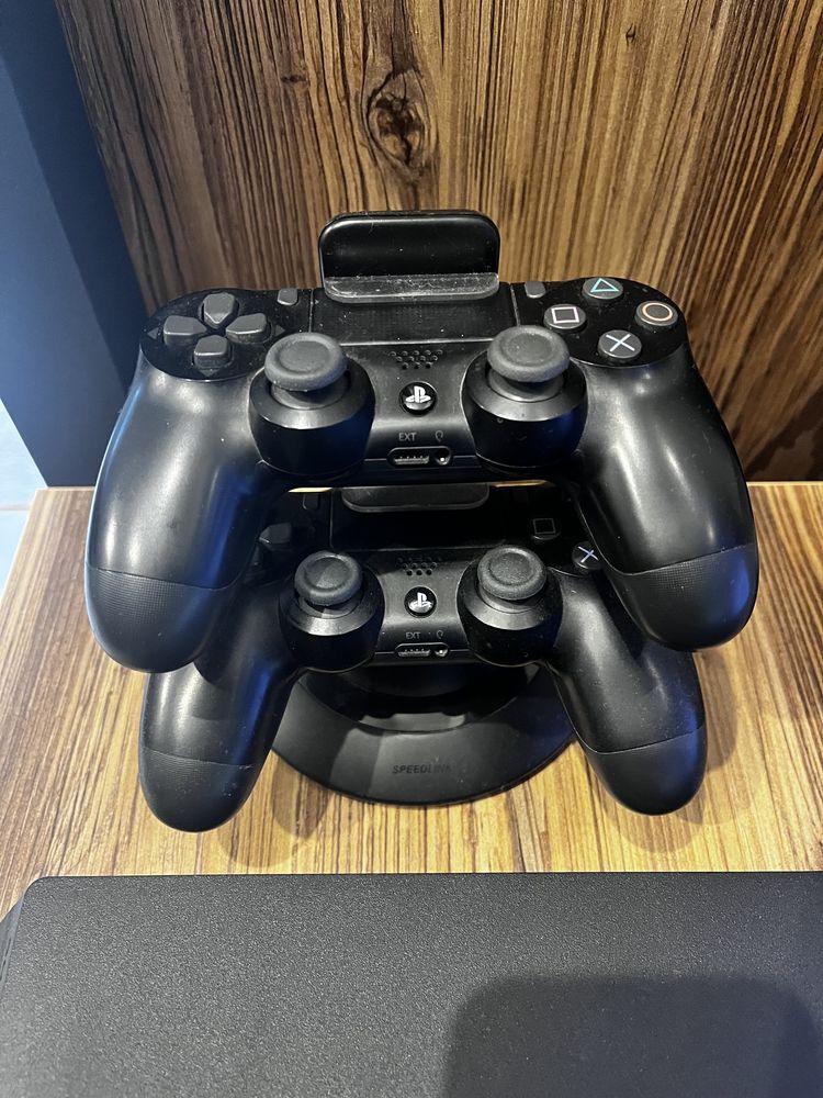 PlayStation 4 PRO 1TB, dwa pady, gry, ładowarka, torba PS, stand pro