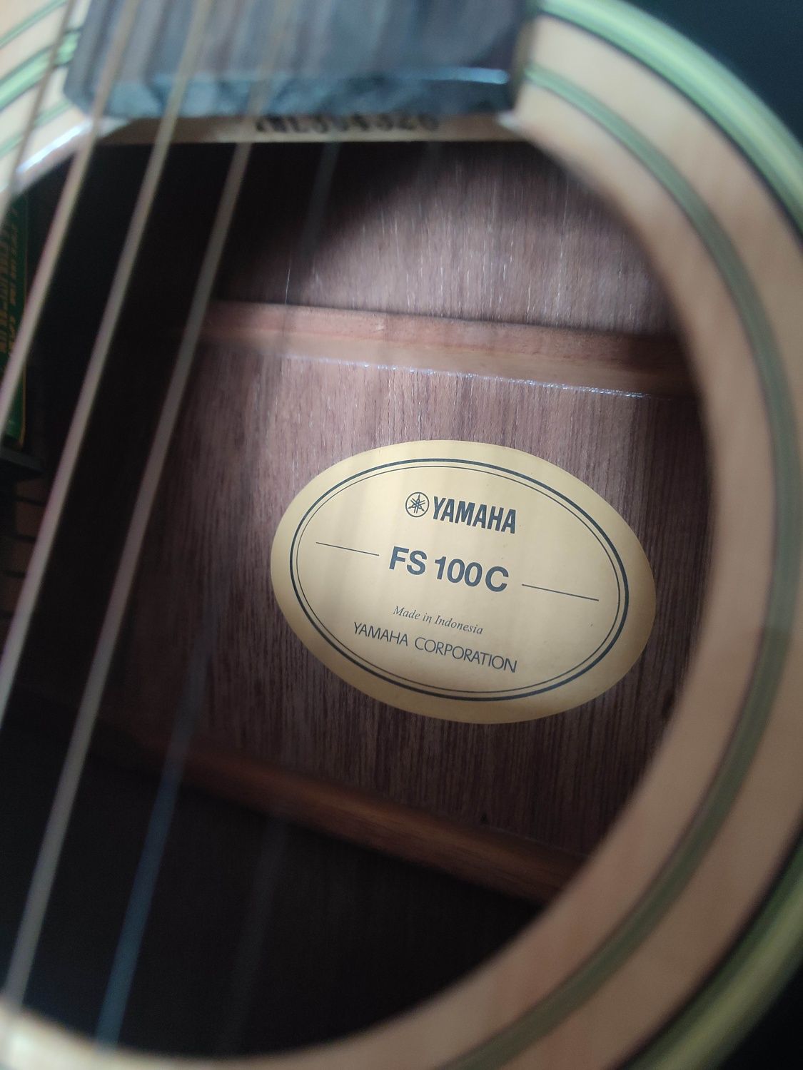 Гитара Yamaha FS 100 C трансакустика