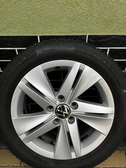 Koła GOLF VIII 16&quot; zimowe komplet 4 szt  stan bdb 205/55/16 2020 rok