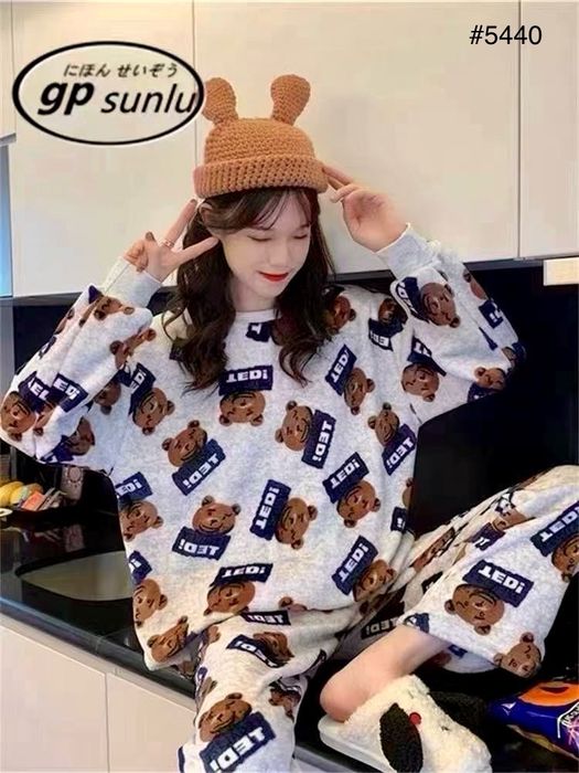 Тепленька гарна піжама велсофт рр.146-164, якість супер!