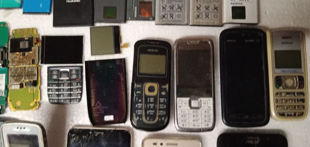 Телефоны и батареи на запчасти.