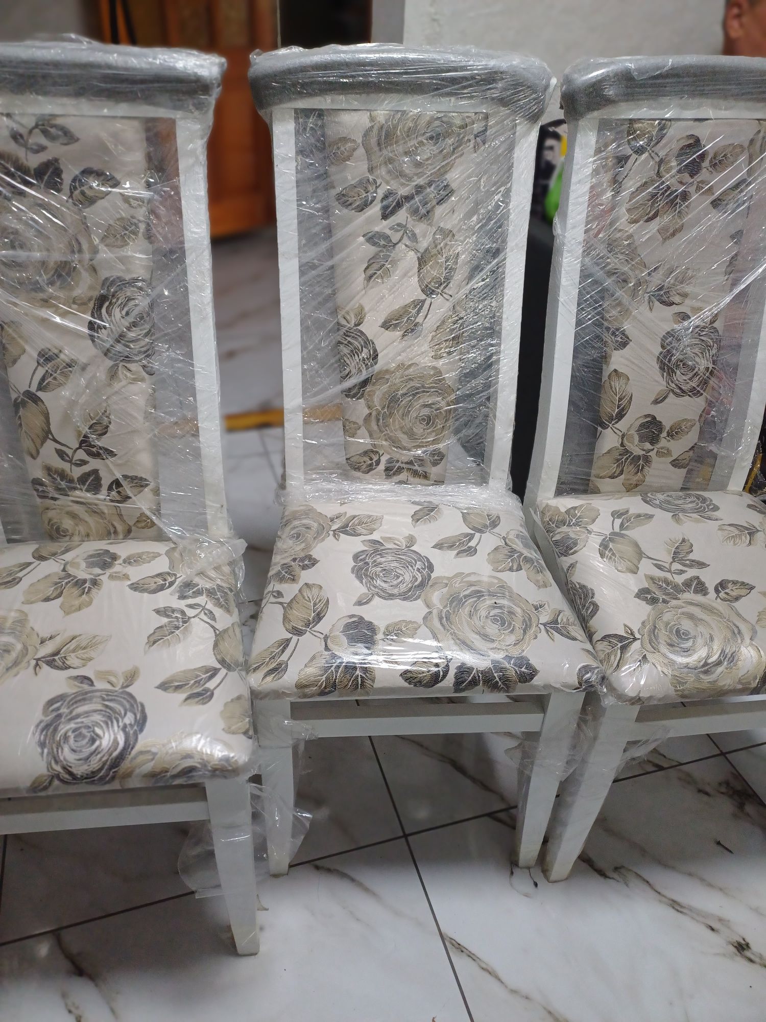 Продам комплект с  4 стульев.