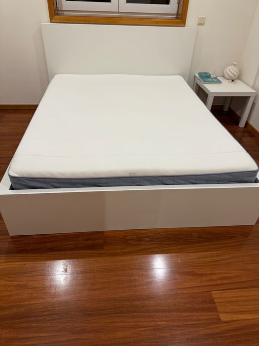 Estrutura  de cama e colchão