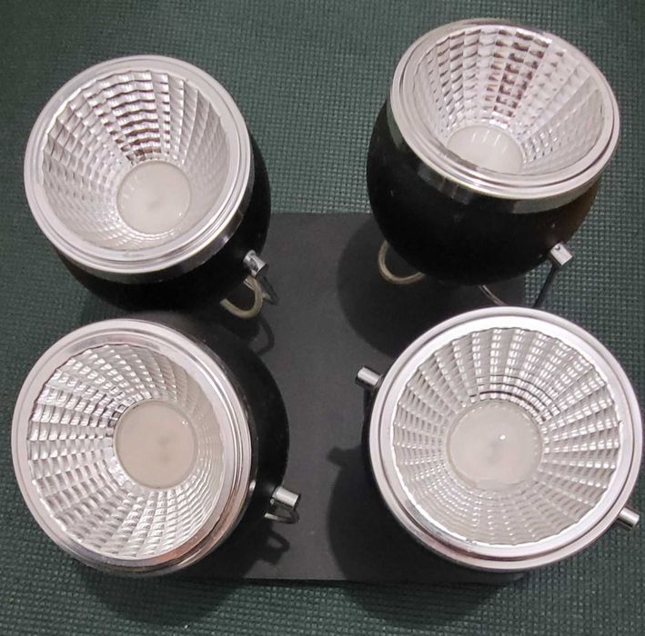 Lampa sufitowa z czterema reflektorami