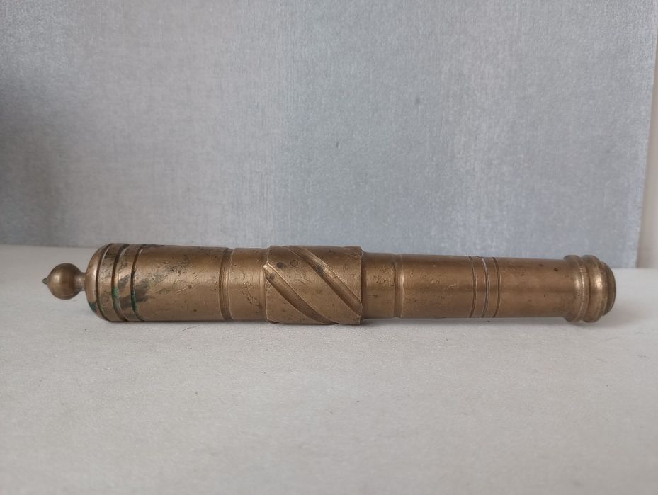 Mosiężne małe działko. Lufa armatnia