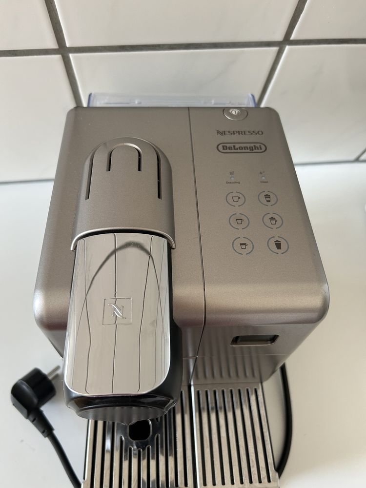 Капсульна кавоварка Delonghi Nespresso EN550s