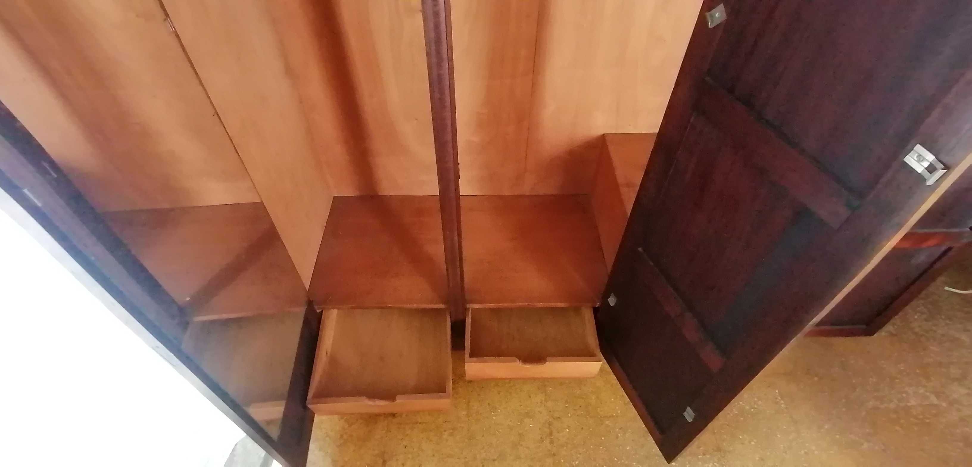 Roupeiro vintage em madeira maciça e muito bom estado