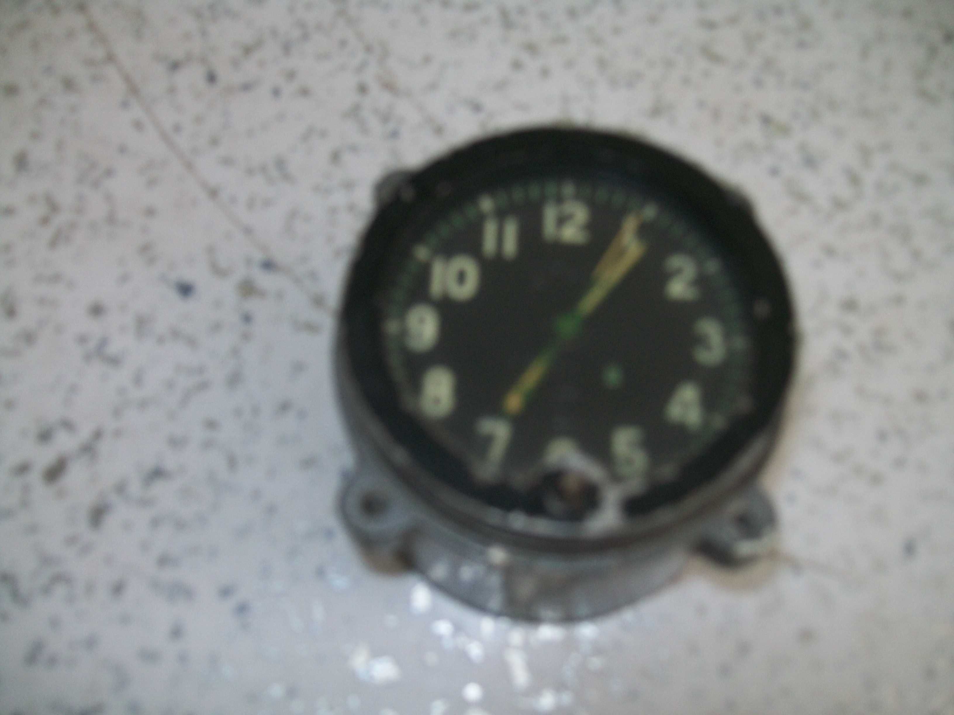 Продам часы в автомобиль