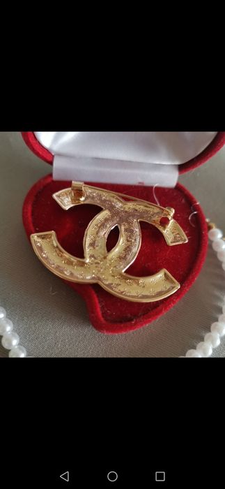 Broszka złoty kolor cc biała hit mega cudna