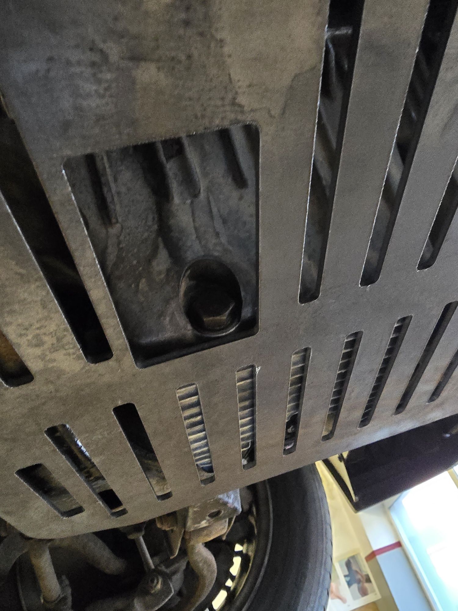 Osłona BMW E34 osłona pod silnik osłona pod miskę BMW E34 miska m50 m6