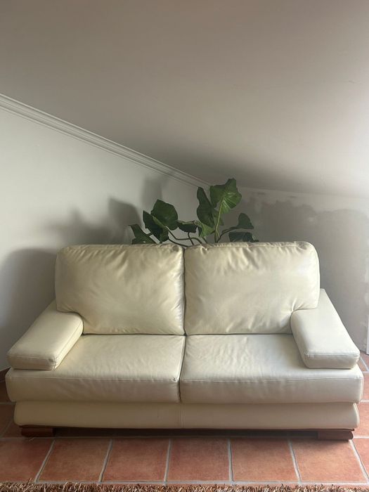 Sofá em pele bege