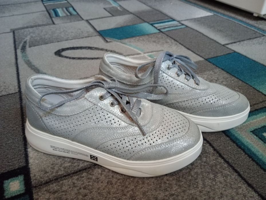 Кросівки жіночі 38