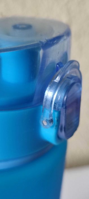 Piłkarski niebieski bidon Powcan z smyczą UEFA Respect