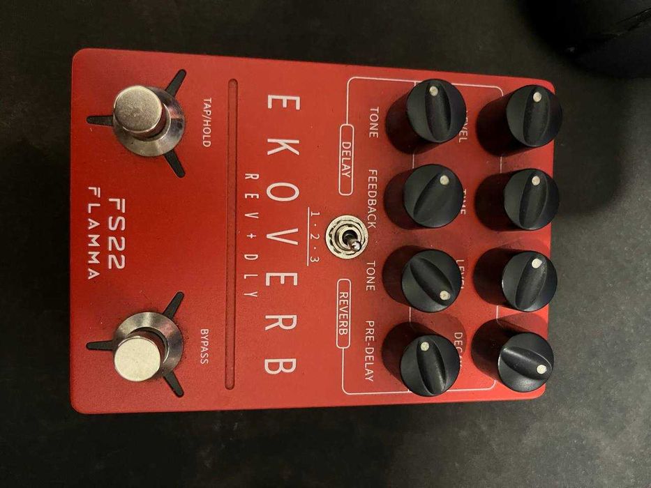 Vários pedais em excelente estado(Line 6, Boss, Fender, EHX, Mooer..)