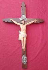 Crucifixo antigo com Cristo em madeira.