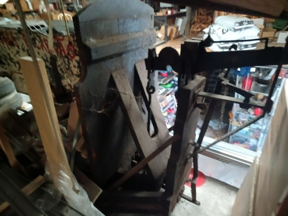 Balança decimal antiga com pesos