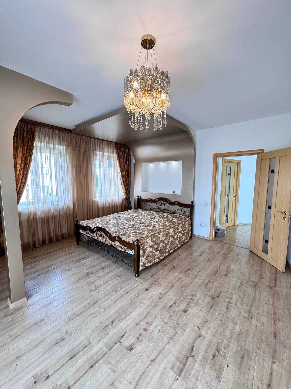 Продаж будинку з гаражем і ділянкою на 10 соток
