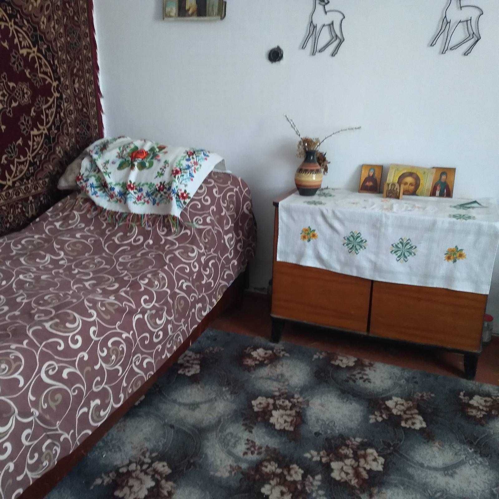 Продам квартиру (2 кімнати + кухня) в бараці по вул. Відродження