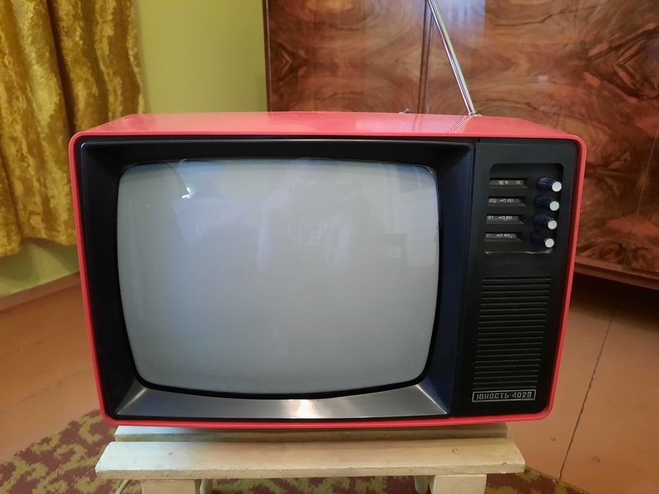 Telewizor z czasów PRL firmy JUNOST 402 B