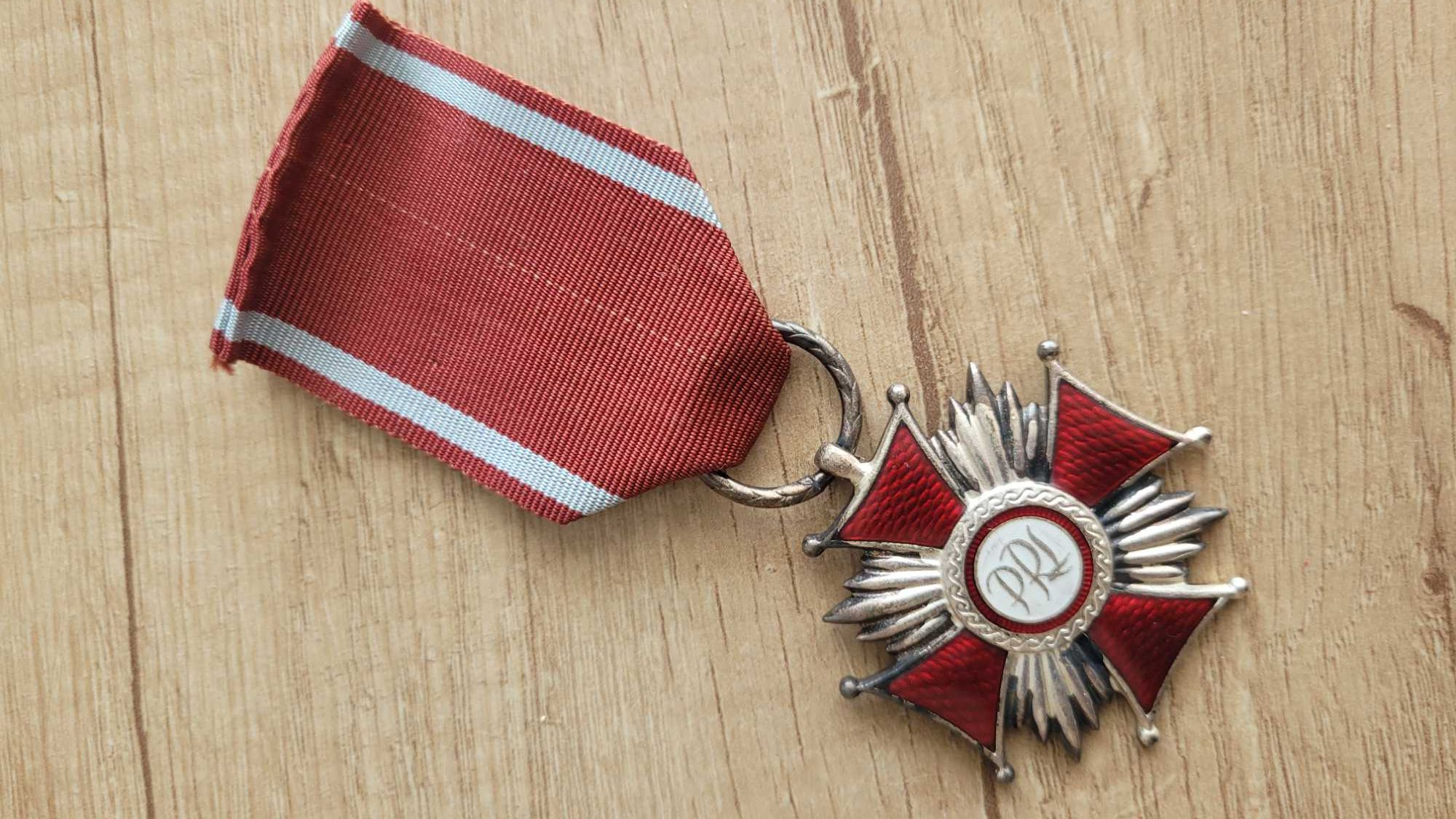 Medal Srebrny Krzyż Zasługi .