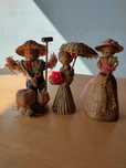 Conjunto de bonecos artesanais.
