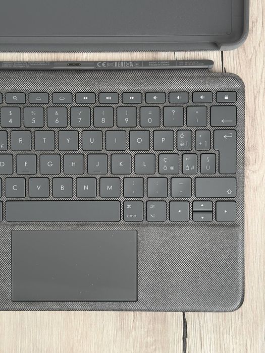 Чохол-клавіатура Logitech Combo Touch для iPad (7-го та 8-го поколінь)