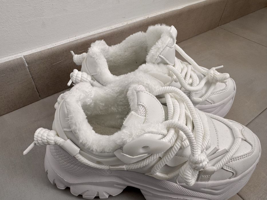 Ténis quentes com pelo por dentro