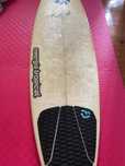 Material completo para surf. Prancha 6.3, capa, roupa de borracha.
