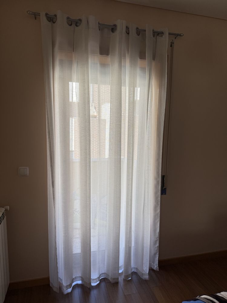 4 cortinas (branca, lilas, laranja, cinza)