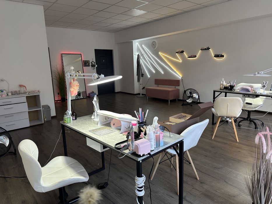 Продам манікюрний стіл зі встроєнною витяжкою, продам настільну лампу