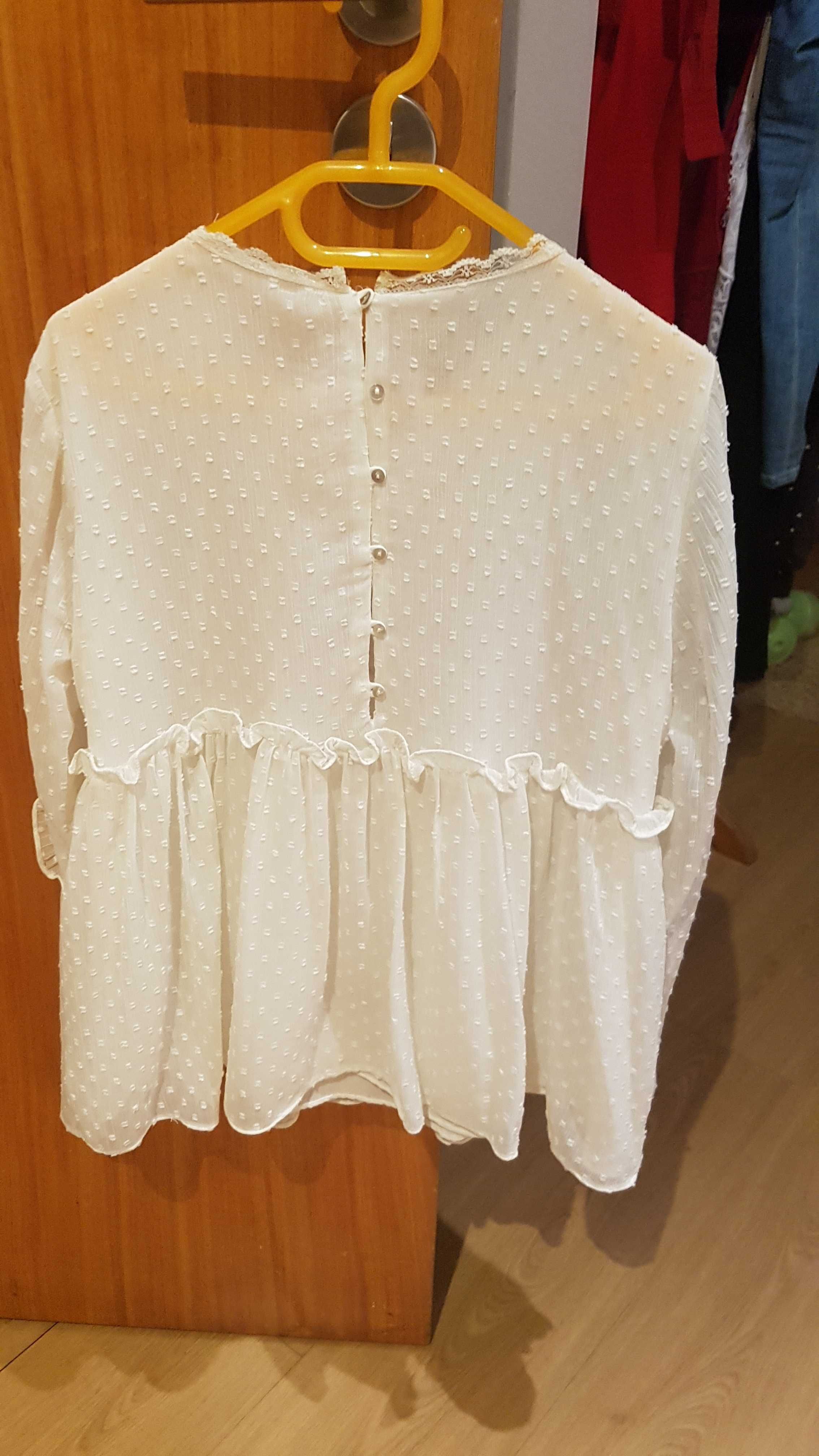 Blusa bordada em tecido delicado