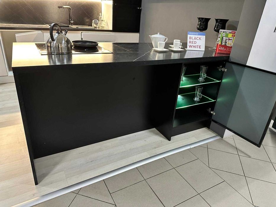 Kuchnia z ekspozycji biały mat/ fornir dąb