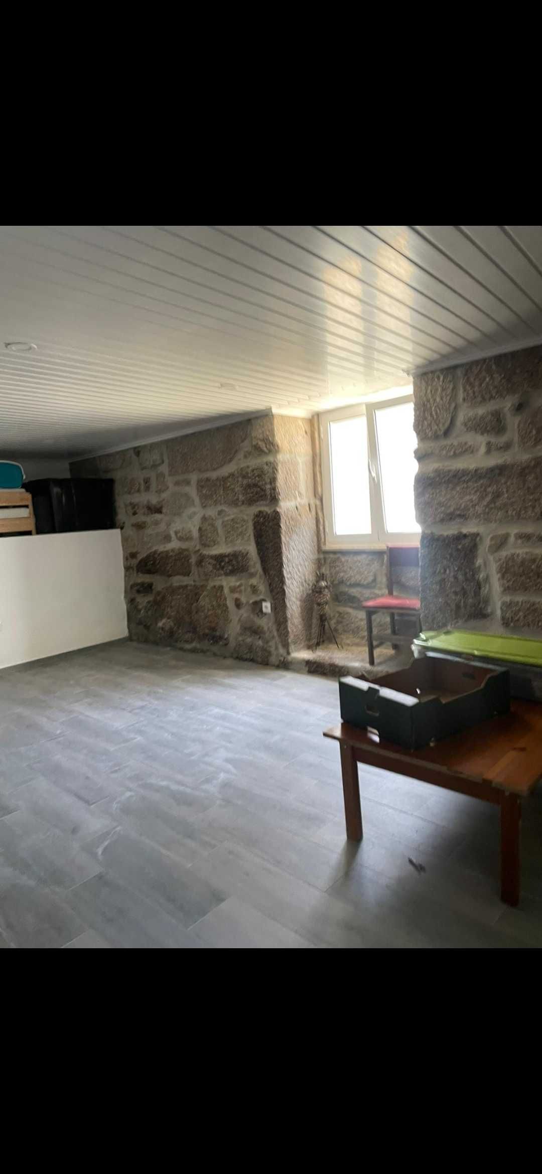 Vende se casa no centro da vila de Moes