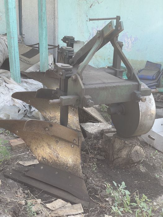 Продам плуг ПНБ 3-35. Висока стойка