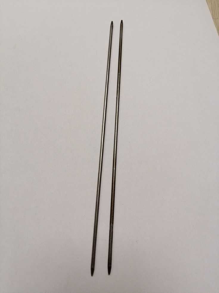 Proste, krótkie druty stalowe. 2 sztuki dł. 20,5 cm, śr. 2,5 mm. PRL.