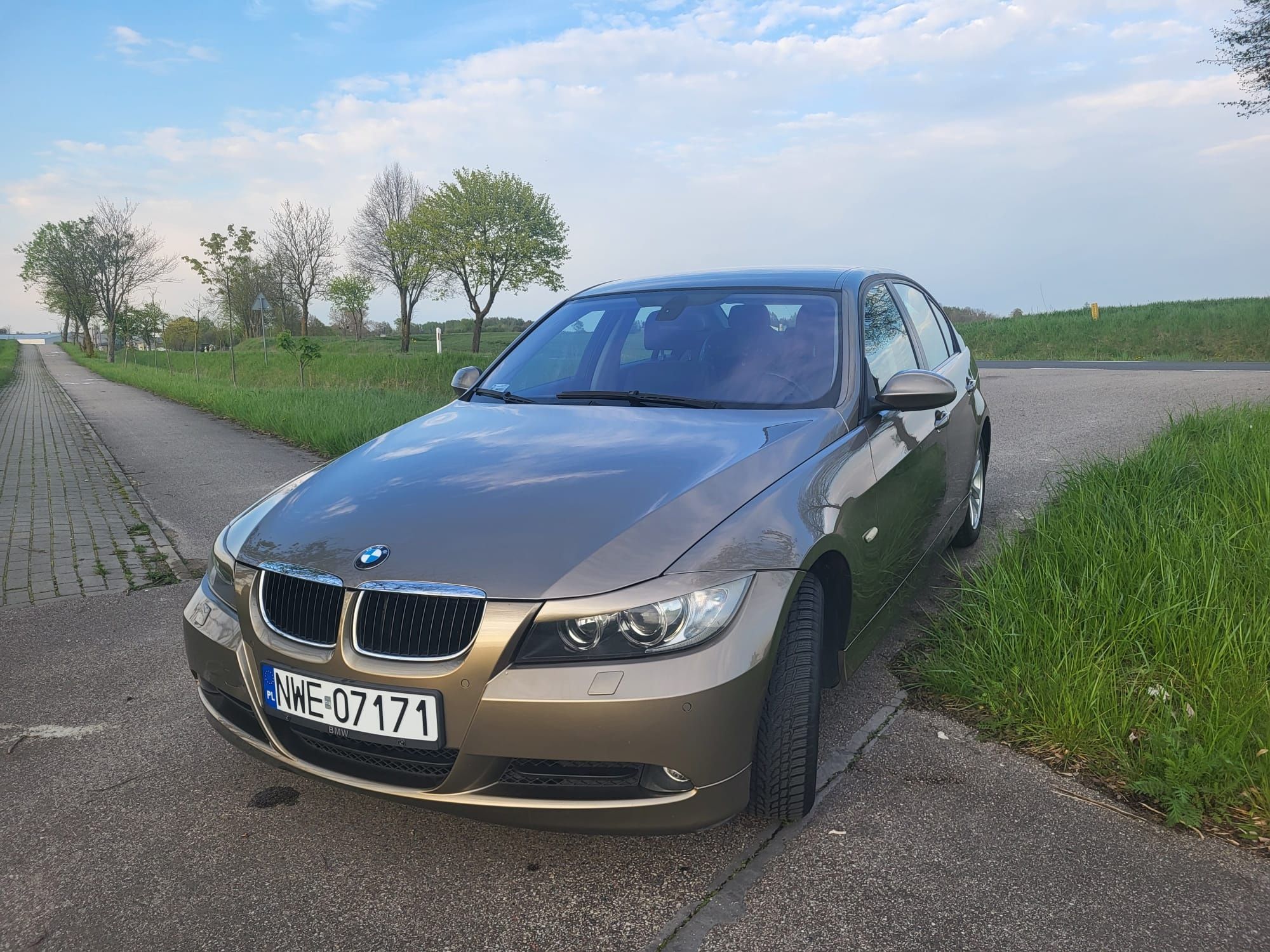 Sprzedam BMW e90 320i 150 KM 2006 r. przebieg 150 tyś. km benzyna 2.0