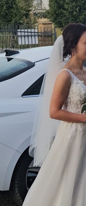 Krótki delikatny welon ślubny