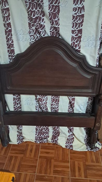 Cama meio corpo em madeira