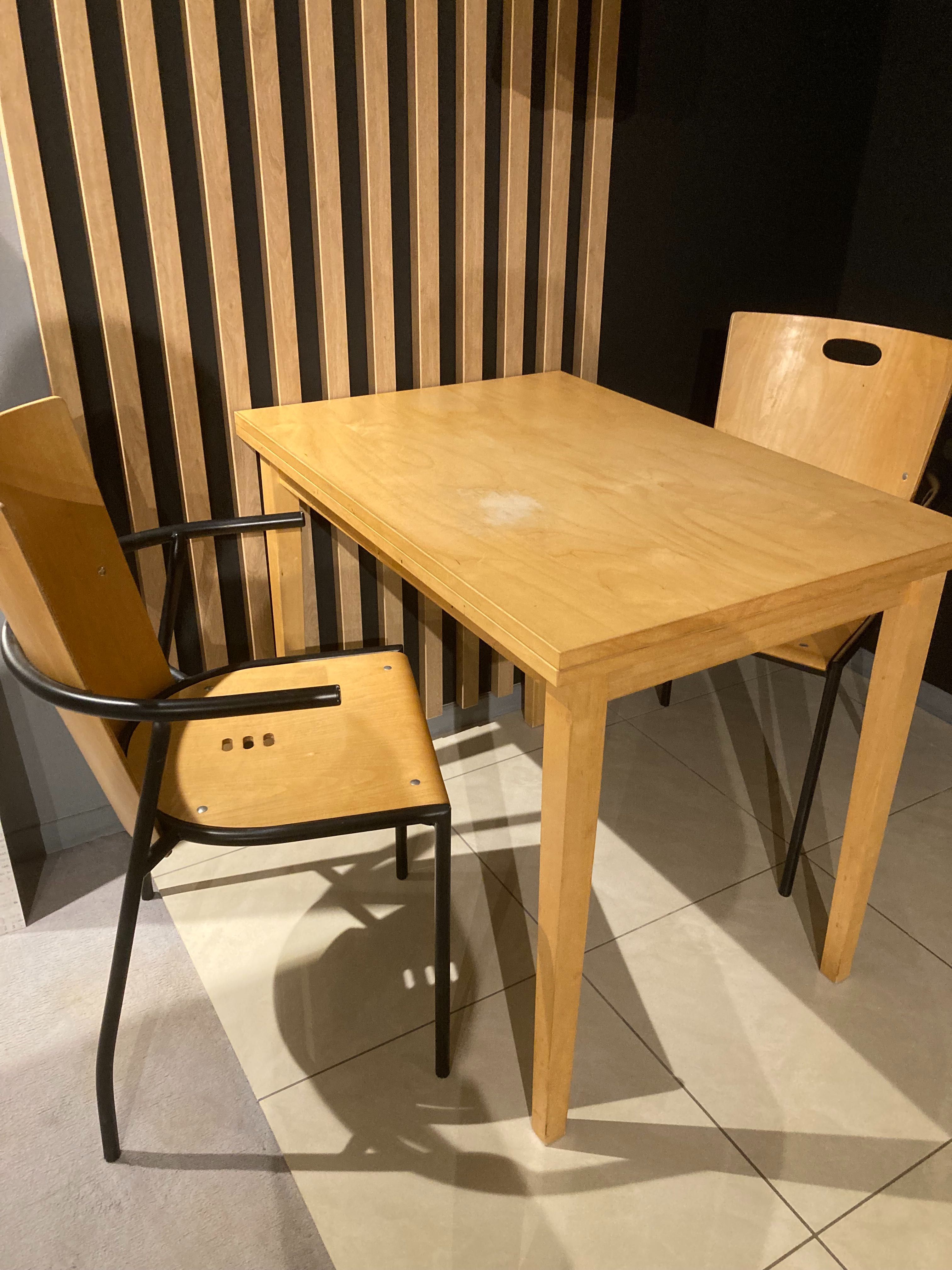 Stół z dwoma krzesłami
