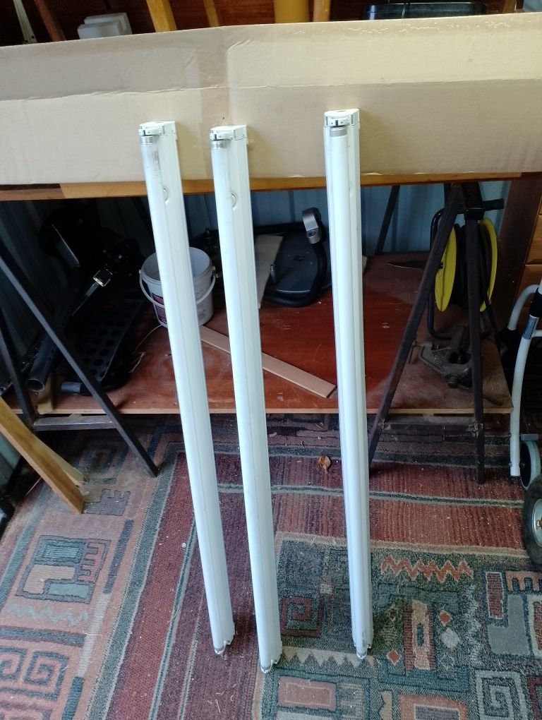 Lampy wiszące sprawne.