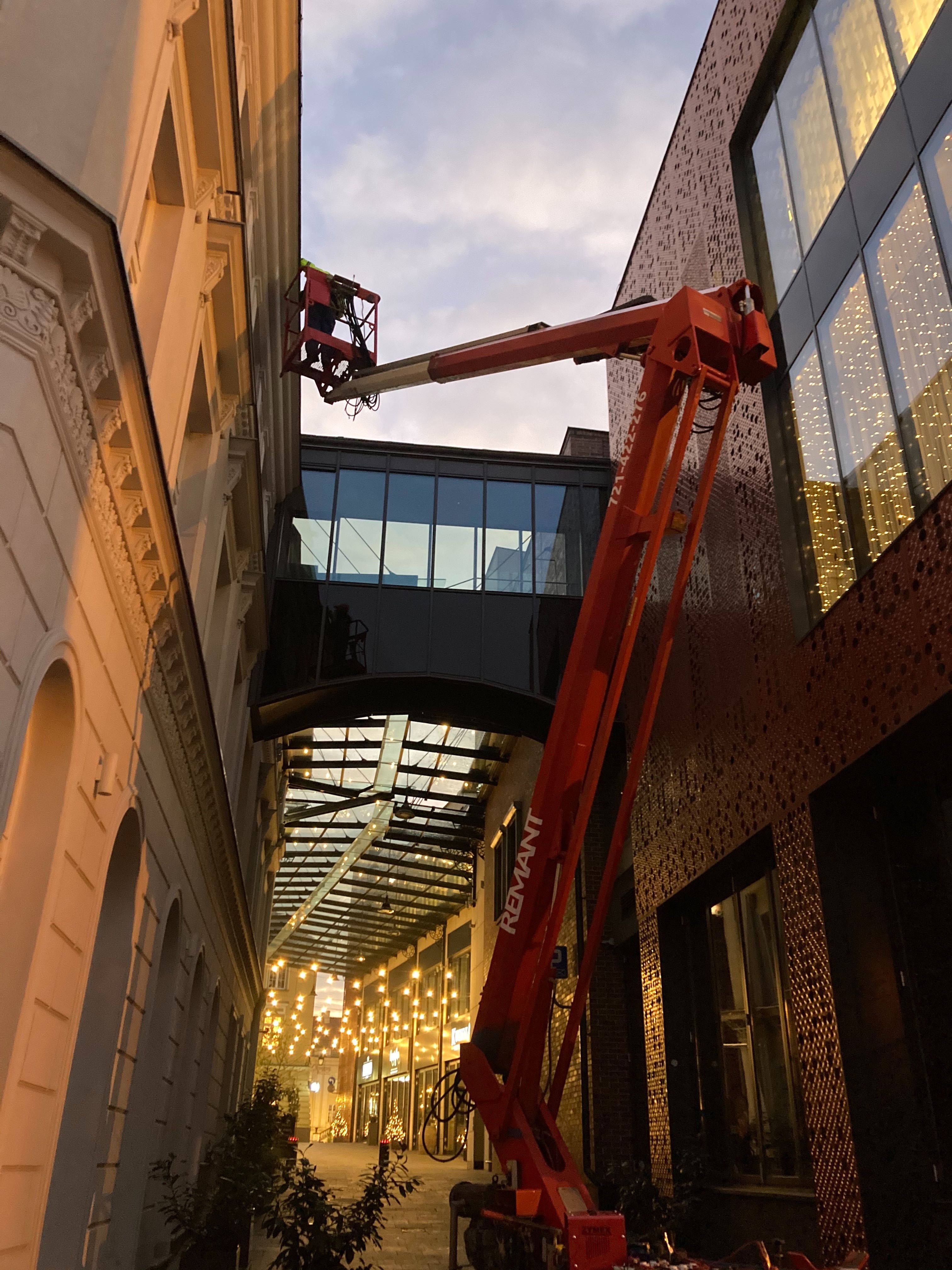 Wynajem podnośników Nożycowych i Koszowych na przyczepie Niftylift