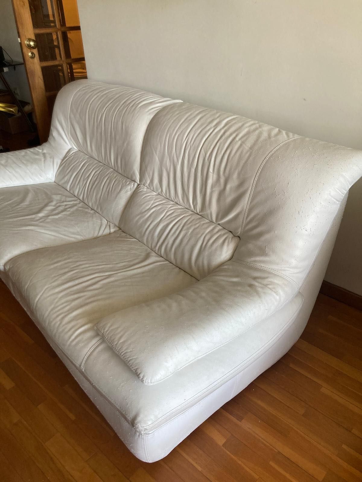 Sofá de 3 lugares, em pele branco Chateaux Dax usado.
