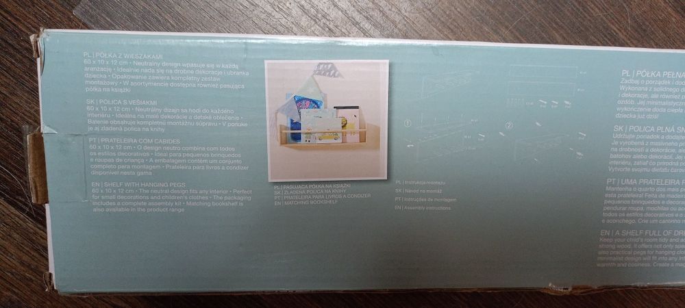 Półka z wieszakami